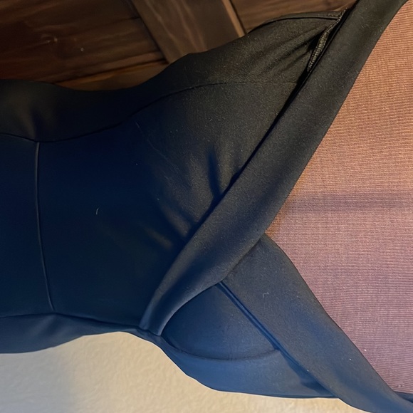 Bill Blass, simple black off the shoulder gown. Size M (6) High slit, lower left - Picture 2 of 10